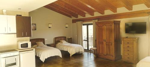 a kitchen with two beds in a room at Estudios Ermitabarri in Zeberio