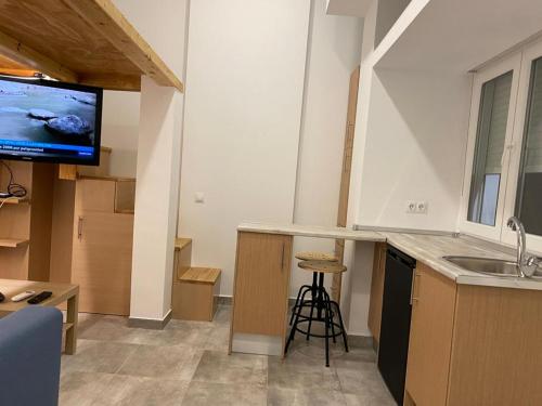 kuchnia z blatem, zlewem i telewizorem w obiekcie Estudio 86 B w mieście Torrox Costa