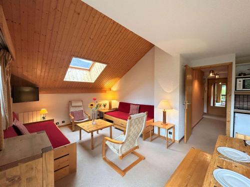 Photo de la galerie de l'établissement Appartement skis aux pieds avec piscine et cheminée au centre de Méribel, 3 pièces pour 6 personnes - FR-1-180-137, à Méribel