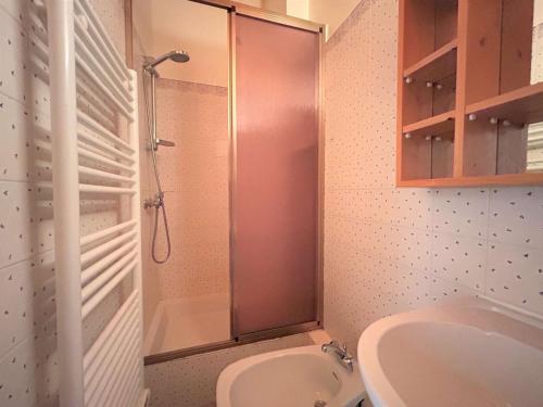 Photo de la galerie de l'établissement Appartement skis aux pieds avec piscine et cheminée au centre de Méribel, 3 pièces pour 6 personnes - FR-1-180-137, à Méribel