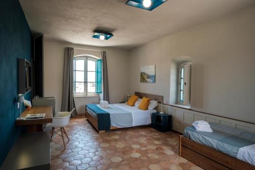 una camera d'albergo con letto e scrivania di B&B Fermata 106 da Carolina a Siculiana Marina
