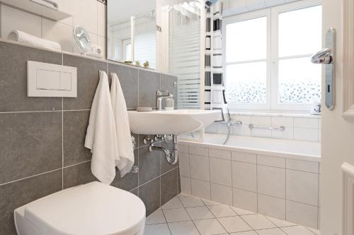 シャルボイツにあるResidenz Kurparkhöhe Appartement Meerzeitのバスルーム(トイレ、洗面台、バスタブ付)