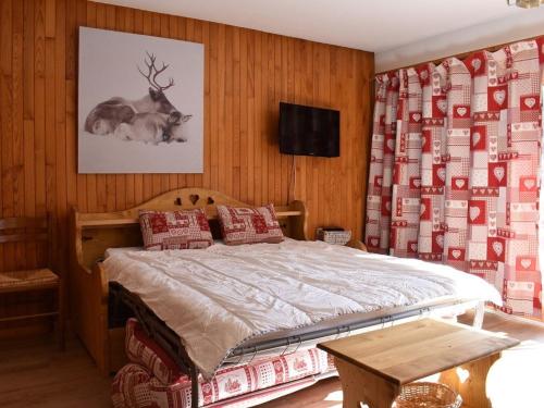 - une chambre avec un lit et une photo de cerf dans l'établissement Méribel: Appartement cosy 2 pièces, 4 pers, proche télésiège et commerces - FR-1-180-551, à Les Allues