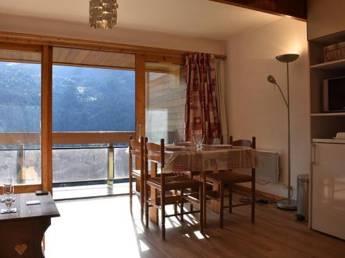 une salle à manger avec une table et des chaises et une grande fenêtre dans l'établissement Méribel: Appartement cosy 2 pièces, 4 pers, proche télésiège et commerces - FR-1-180-551, à Les Allues