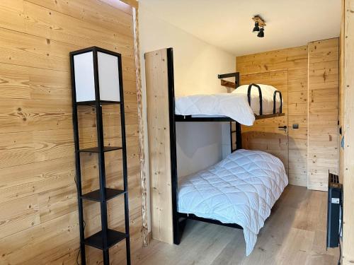 - une chambre avec des lits superposés dans une cabine dans l'établissement Studio moderne avec parking privé près du centre - FR-1-624-71, à Samoëns