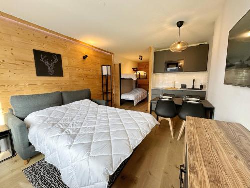 une chambre avec un lit et un bureau et un lit sidx sidx sidx dans l'établissement Studio moderne avec parking privé près du centre - FR-1-624-71, à Samoëns