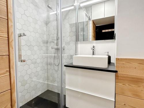une salle de bain avec un lavabo et une douche dans l'établissement Studio moderne avec parking privé près du centre - FR-1-624-71, à Samoëns