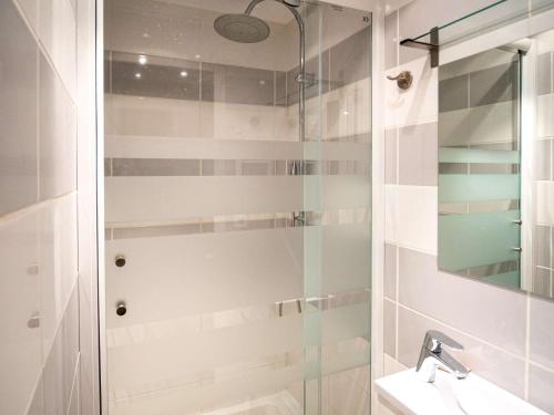 een badkamer met een douche en een wastafel bij Appartement Val Thorens, 4 pièces, 6 personnes - FR-1-637-28 in Val Thorens