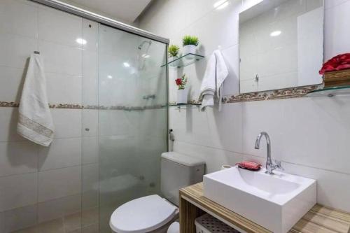 e bagno con lavandino, servizi igienici e doccia. di MARCOLINI - Cidade Olímpica - Quality Green a Rio de Janeiro