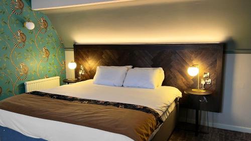 Una cama o camas en una habitación de Alderley Edge Hotel