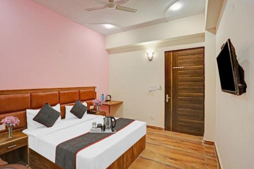 OYO Flagship 74435 Hotel Sharma tesisinde bir odada yatak veya yataklar