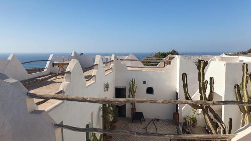 - une vue sur un bâtiment blanc avec un cactus dans l'établissement Riad Sahara Sunset Beach Agadir, à Douaïra