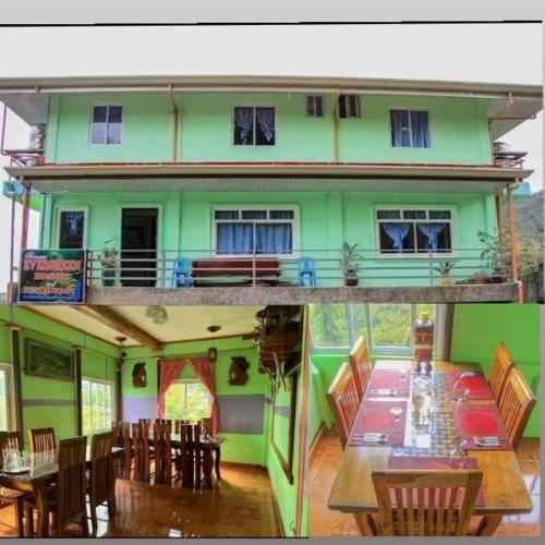 une maison verte avec une table et des chaises dans l'établissement Banaue Evergreen Hostel and Restaurant, à Banaue