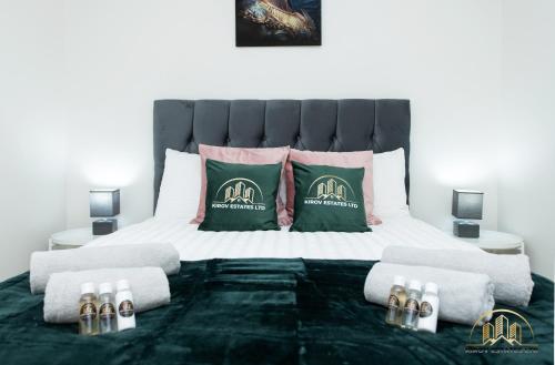 Persephone Apartment - The Goddess of Town في ساوثهامبتون: غرفة نوم عليها سرير ووسادتين