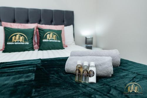 Persephone Apartment - The Goddess of Town في ساوثهامبتون: غرفة فندق بسرير بأربع زجاجات من الشمبانيا