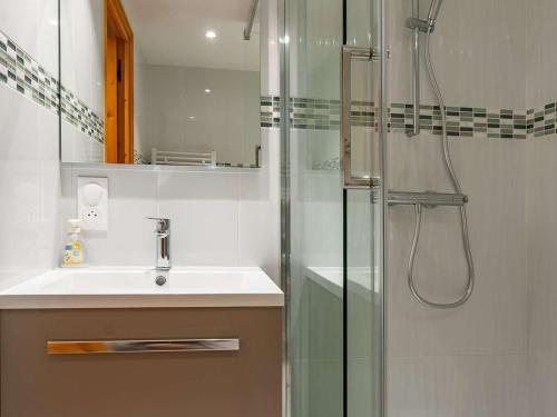 une salle de bain avec une douche et un lavabo et une douche dans l'établissement Appartement cosy 2 pièces, cabine, 5 pers, Méribel, près des pistes, animaux admis - FR-1-180-591, à Les Allues