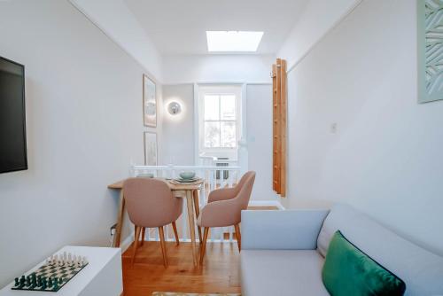 uma sala de estar com um sofá e uma mesa em Cliffden Apartment - One bed apartment em Londres