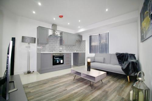 sala de estar con sofá y mesa en Roundhay Flat Duplex - Sleeps 2 en Roundhay