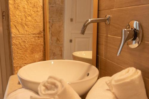 a bathroom with a sink and a tub with towels at B&B Puglia - Mi Casa Luxury Suite - Room with Hydromassage Pool in Turi