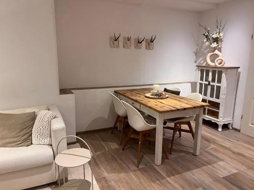 a living room with a table and a couch at Ferienwohnung Agena in Schliersee