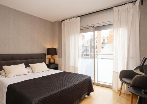 Un pat sau paturi într-o cameră la Modern apartment near Pl. España