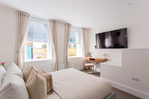 a hotel room with a bed and a television at 2 Bedroom Apartments in Covent Garden Sleeps 6 in London