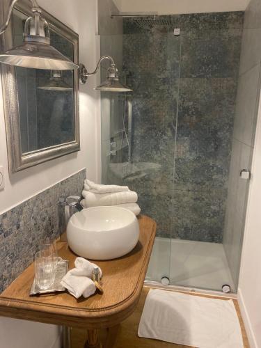 y baño con lavabo y ducha. en Le Domaine Des Trois Chênes, 