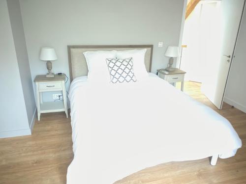 1 dormitorio con 1 cama blanca y 2 mesitas de noche en Le Domaine Des Trois Chênes, 