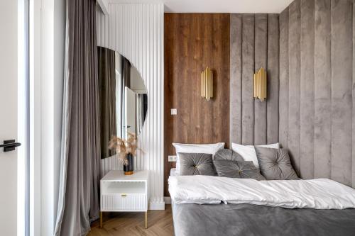 sypialnia z łóżkiem i lustrem w obiekcie 2-Bedroom DeLux Apartment with Private Sauna WWA25 w Warszawie