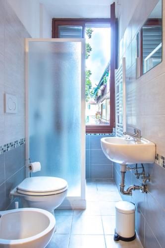 a bathroom with a toilet and a sink at Paraiso in Florence
