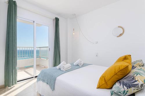 1 dormitorio con 1 cama y vistas al océano en YourHouse Ocean, en Can Picafort