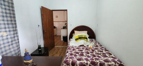 a small bedroom with a bed in a room at Sitio Cachoeira da Gomeira in Passa Quatro