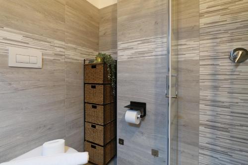 uma casa de banho com um WC e uma cabina de duche em vidro. em PrimoPiano - Scalvini em Milão