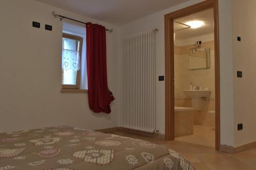 una camera con letto e bagno di Casa Girod - Il Rustico a Issime