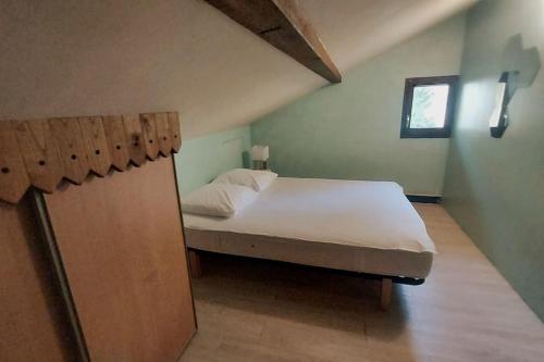 ein Schlafzimmer mit einem großen Bett in einem Zimmer in der Unterkunft Chalet L'Arbizon Campan in Campan