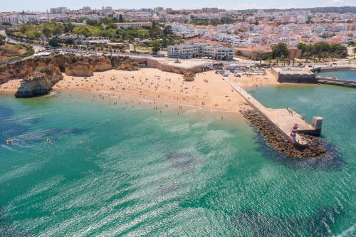 uma vista aérea de uma praia com pessoas na água em Fábrica da Ribeira 54 by Destination Algarve em Lagos