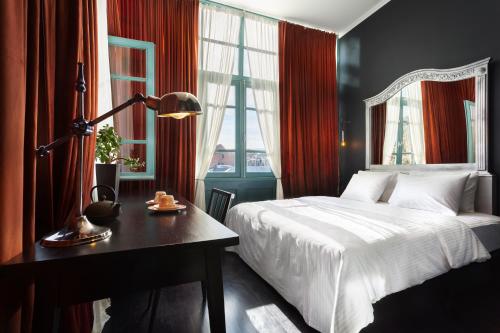 Giường trong phòng chung tại Unfound Door - Design Hotel