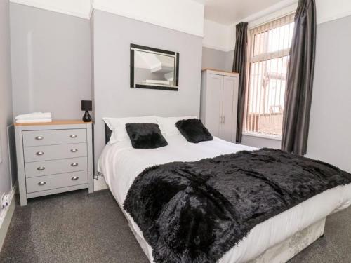 una camera con un grande letto e una finestra di Lucys Retreat a Bridlington