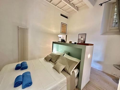 Near Ponte Vecchio: central luxury flat