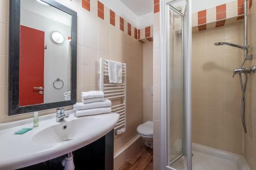 a bathroom with a sink and a shower at Résidence Pierre & Vacances Le Tikal in Val Thorens