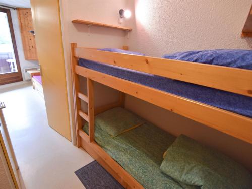 Cette chambre comprend 2 lits superposés. dans l'établissement Studio Valloire, 1 pièce, 3 personnes - FR-1-263-127, à Valloire