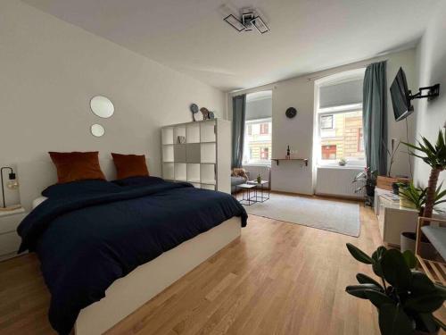 ein Schlafzimmer mit einem großen Bett und ein Wohnzimmer in der Unterkunft schickes & gemütliches Studio in Wien