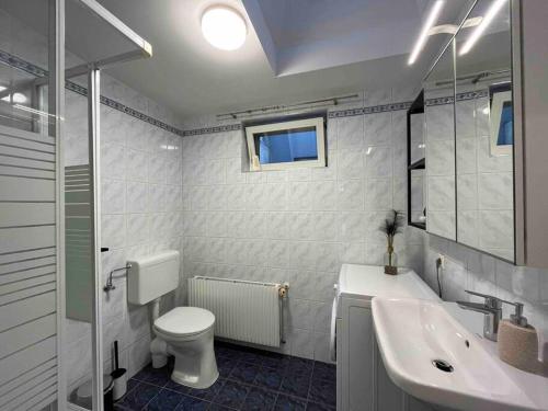 ein Badezimmer mit einem WC, einem Waschbecken und einer Badewanne in der Unterkunft schickes & gemütliches Studio in Wien