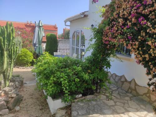 Κήπος έξω από το Villa Michel en Monte Pego
