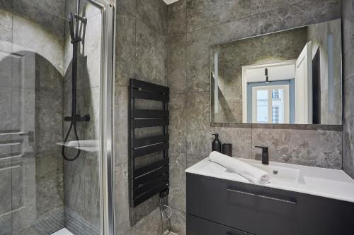 Ένα μπάνιο στο Residence beaubourg by Studio prestige