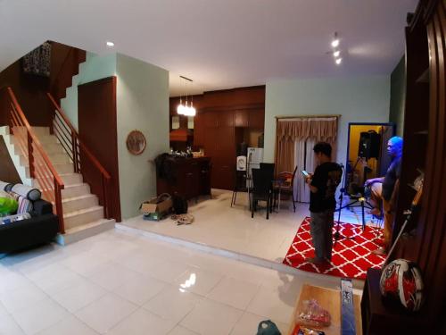 um rapaz de pé numa sala de estar em Manyak Villa at Berastagi Resort C14 Jl Mimpin Tua em Berastagi
