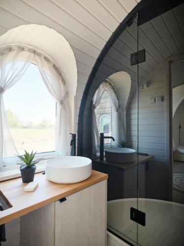 a bathroom with two sinks and a bath tub at Oiu sadama Iglupark in Oiu