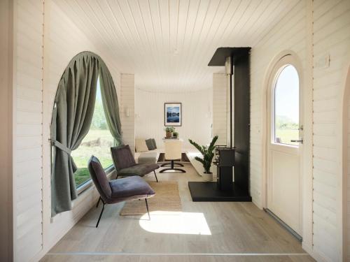 a living room with two chairs and a window at Oiu sadama Iglupark in Oiu