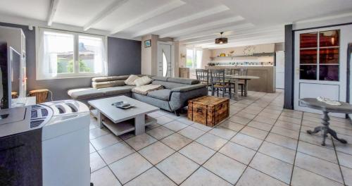 un salon avec un canapé et une table dans l'établissement Maison 4 personnes, Moëlan sur mer, proche plages, à Moëlan-sur-Mer
