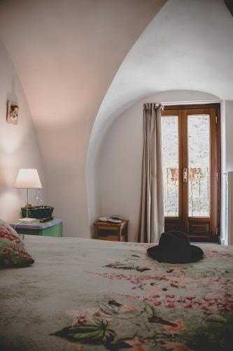 a bedroom with a bed with a hat on it at Bed & Breakfast Gabriella EXILLES in Exilles